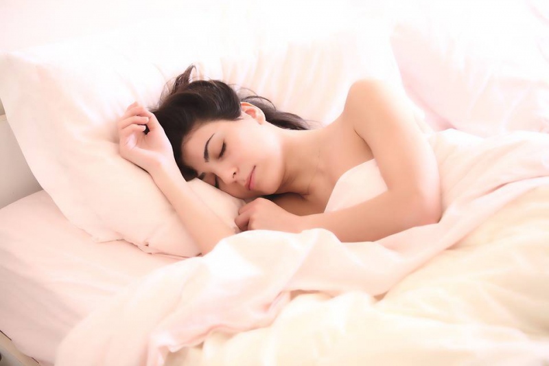 睡觉应该枕枕头吗枕枕头对人体的好处